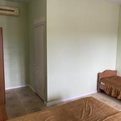 Номер стандарт с 2 односпальными и 1 двуспальной кроватью