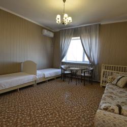 Комната полулюкс с 2 односпальными и 1 двуспальной кроватью