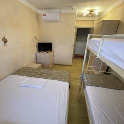 Комната с 1 двуспальной и 1 двухъярусной кроватью