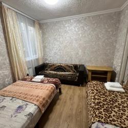 2-комнатный номер люкс улучшенный с 1 односпальной и 2 двуспальными кроватями