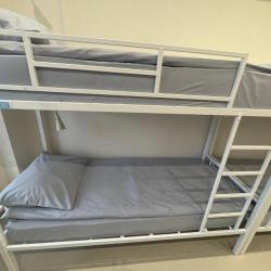 Кровать в 8-местном общем номере