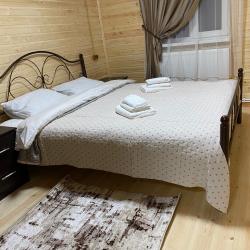 Коттедж улучшенный с 2 односпальными и 1 двуспальной кроватью