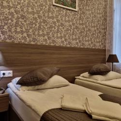 Номер стандарт с 2 односпальными кроватями и двухъярусной кроватью