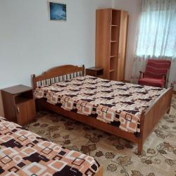 Номер эконом с 1 односпальной и 1 двуспальной кроватью (удобства на этаже)