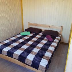 Домик с одной двуспальной кроватью