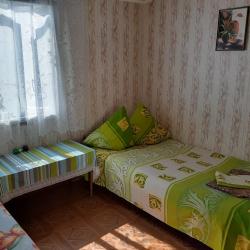 3-местный номер эконом с 1 односпальной и 1 двуспальной кроватью (удобства вне комнаты)
