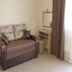 Номер стандарт семейный с 1 двуспальной кроватью и диваном