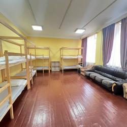 Кровать в 8-местном общем номере