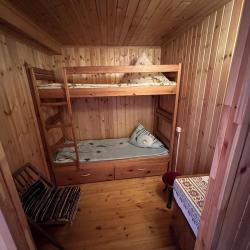 Коттедж с 1 двуспальной кроватью и 1 двухъярусной кроватью