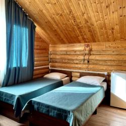 Номер комфорт с 1 односпальной и 1 двуспальной кроватью №7