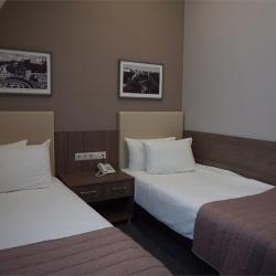 Номер стандарт с 2 односпальными кроватями (вид на улицу)