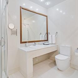 Номер люкс улучшенный с 1 двуспальной кроватью