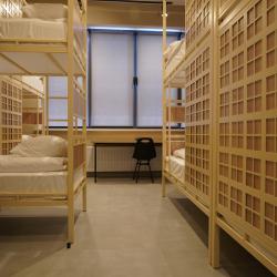 Кровать в 10-местном общем мужском номере №308