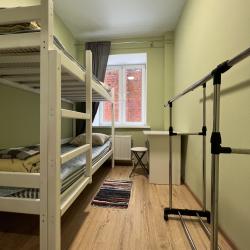 Кровать в мужском 2-местном номере (удобства на этаже)