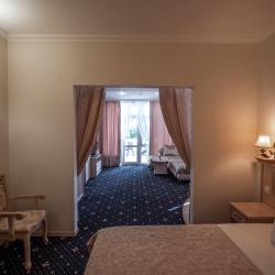 Двухкомнатный номер Люкс-сьют c 1 двуспальной кроватью (корпус Морской)