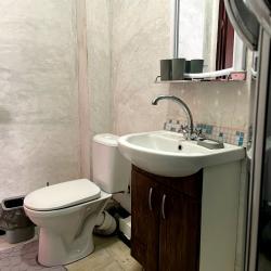 Комната полулюкс с 1 односпальной и 1 двуспальной кроватью (с завтраком)