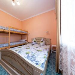 Номер стандарт улучшенный с 1 двуспальной кроватью и 1 двухъярусной кроватью