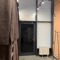 Кровать в номере студия