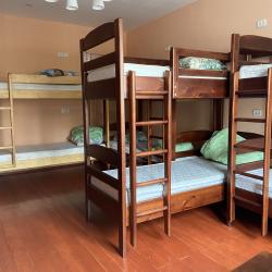 Кровать в 12-местном общем номере