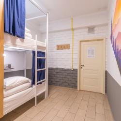 Кровать в 6-местном общем мужском номере (удобства на этаже)