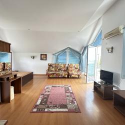 1-комнатный номер полулюкс комфорт с 1 односпальной и 1 двуспальной кроватью (мансарда)