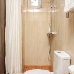 2-местный номер улучшенный с 1 двуспальной кроватью