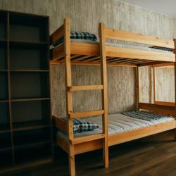 Кровать в 8-местном общем номере