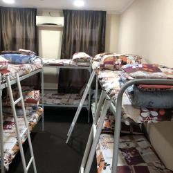 Кровать в 8-местном общем мужском номере