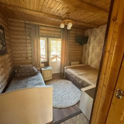 Номер стандарт семейный с 1 односпальной и 2 двуспальными кроватями