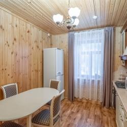 Двухкомнатный Дом 4 с кухней и гостиной
