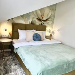 Номер комфорт с 1 двуспальной кроватью и балконом (мансарда)