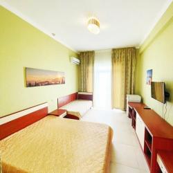 Номер стандарт с 1 односпальной и 1 двуспальной кроватью