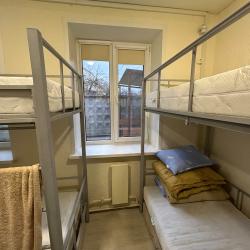 Кровать в 6-местном общем номере