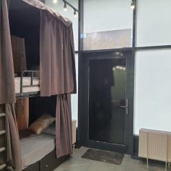 Кровать в номере студия