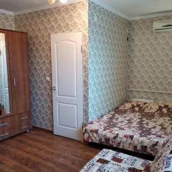 Номер комфорт с 2 односпальными и 1 двуспальной кроватью