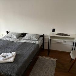 Номер эконом с 1 двуспальной кроватью (удобства на блок)