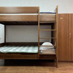 Кровать в 8-местном общем мужском номере №3 (общие удобства)