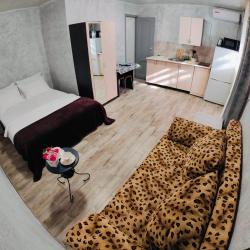 Комната студия с кухней и террасой