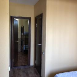 Номер стандарт с 1 двухъярусной и 1 двуспальной кроватью