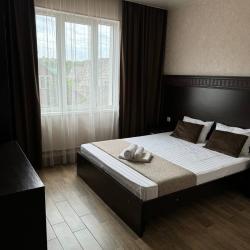 Номер комфорт с 1 односпальной и 1 двуспальной кроватью