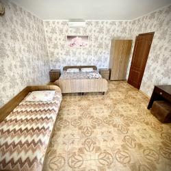 Номер стандарт с 1 односпальной и 1 двуспальной кроватью