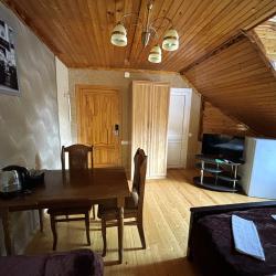 Номер стандарт с 1 односпальной и 1 двуспальной кроватью (мансарда) С9
