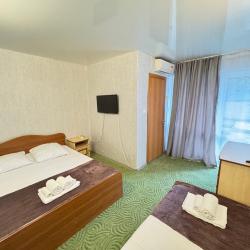 Номер стандарт улучшенный с 1 односпальной и 1 двуспальной кроватью