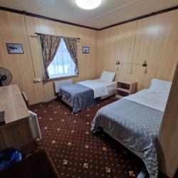 Номер стандарт с 2 односпальными и 1 двуспальной кроватью