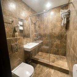 Номер улучшенный стандарт с 2 односпальными и 1 двуспальной кроватью