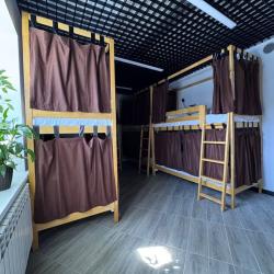 Кровать в 8-местном общем женском номере