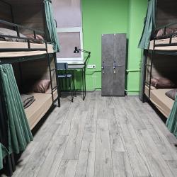 Кровать в 8-местном общем мужском номере