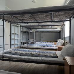 Кровать в 12-местном общем номере