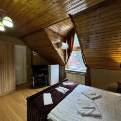 Номер стандарт с 1 односпальной и 1 двуспальной кроватью (мансарда) С9