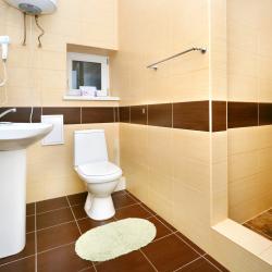 Номер комфорт с 2 односпальными и 1 двуспальной кроватью